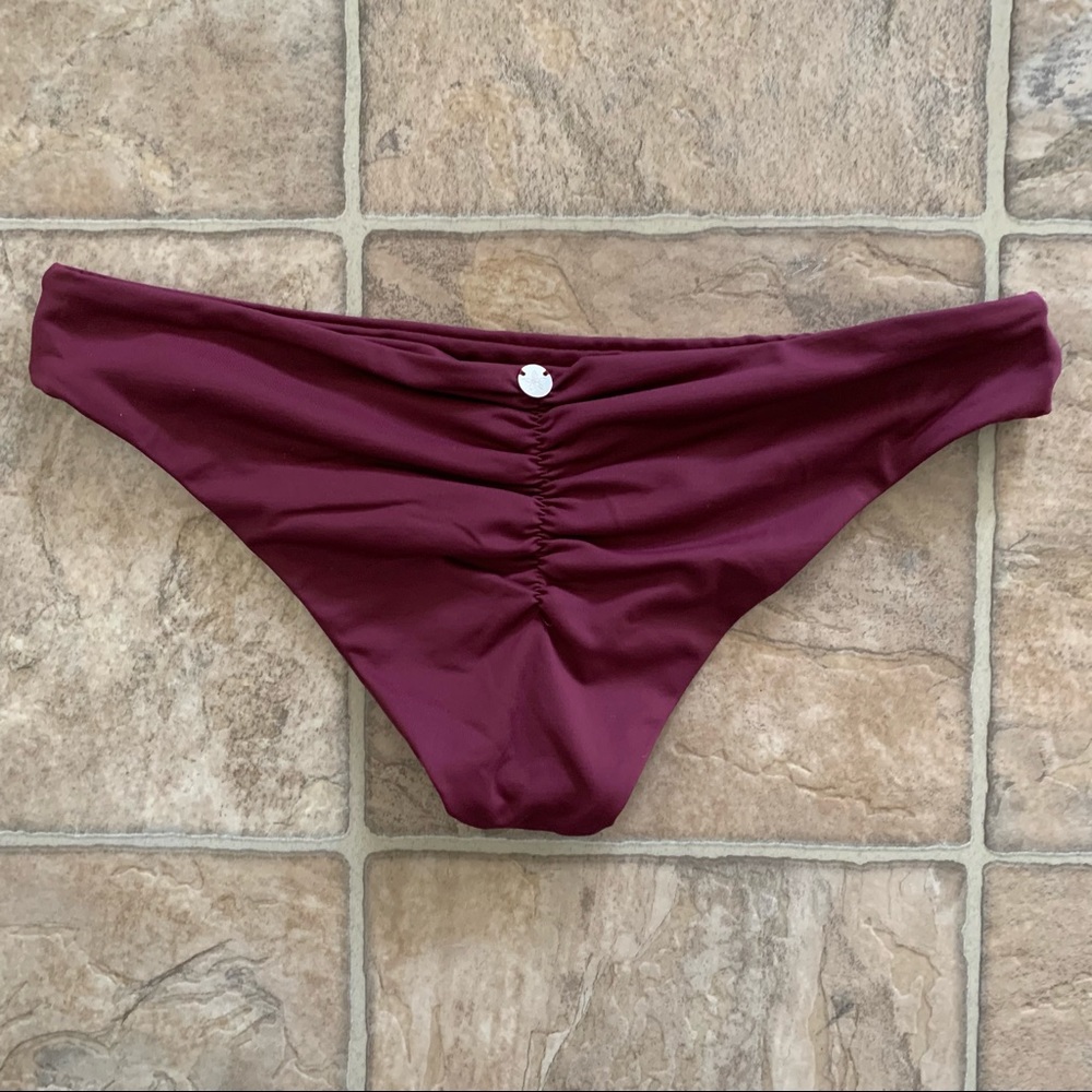 NWOT Wine Colored Scrunch Butt Bikini Bottoms Size Small
